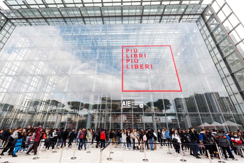 Più libri più liberi, il caso che agita la fiera: esplode la polemica su “Passaggio al bosco”