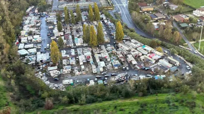 Roma, scatta il blitz: oltre 70 agenti per lo sgombero del campo rom di via Candoni