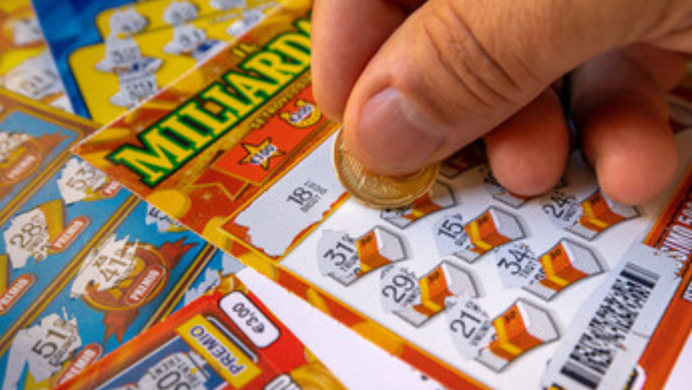 Colpo in appartamento a Ostia, poi spende tutto in gratta e vinci: arrestato