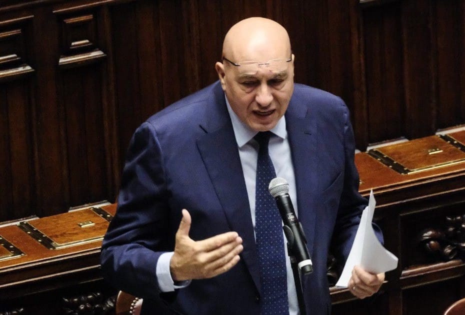 Guido Crosetto bloccato a Dubai: voli cancellati dopo la crisi in Medio Oriente