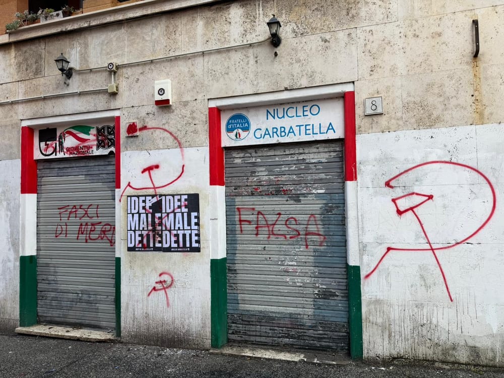 FdI: sede imbrattata nella notte, “Clima d’odio contro di noi”