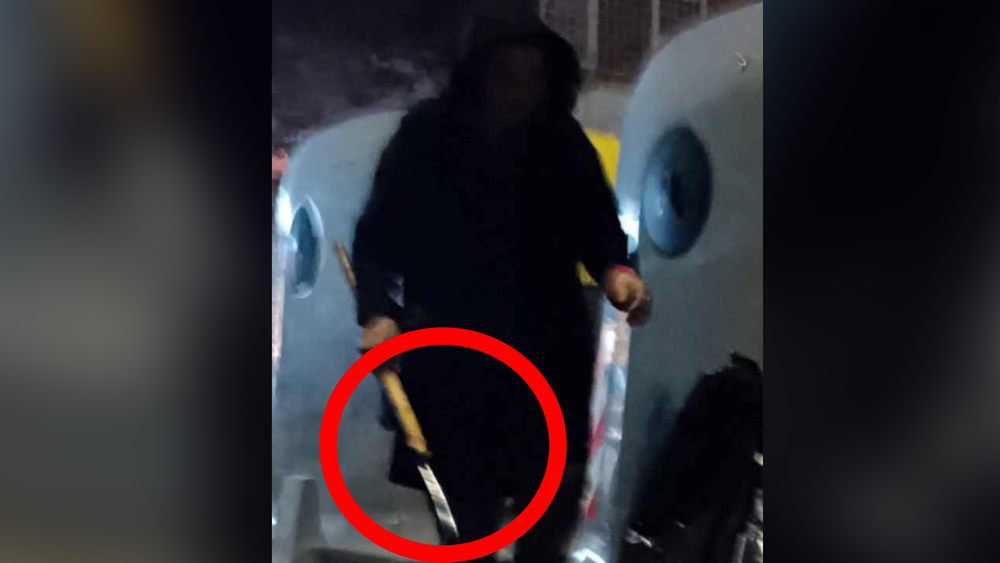 Magliana, uomo con lama su un bastone tra i cassonetti: la denuncia social