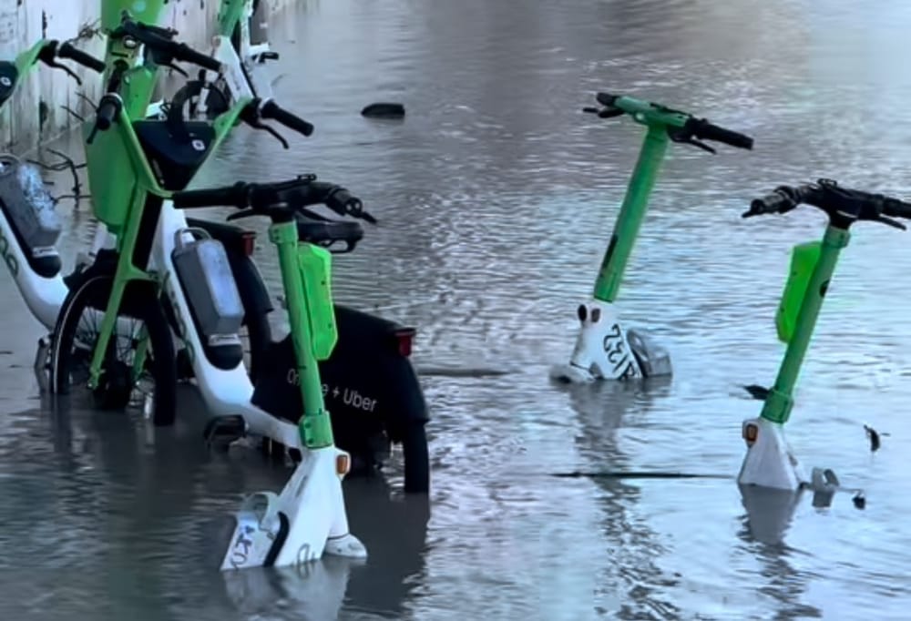 A Roma altro che barca: finchè il "monopattino" va lascialo andare...