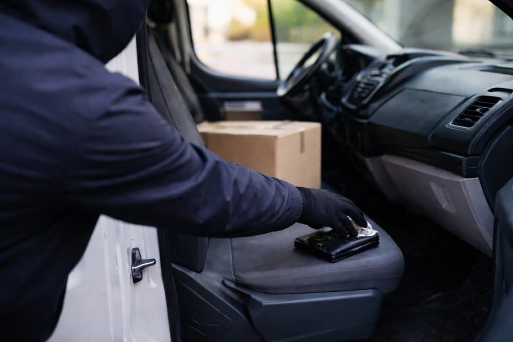 Napoli, ruba portafogli dai furgoni dei corrieri: arrestato per la terza volta