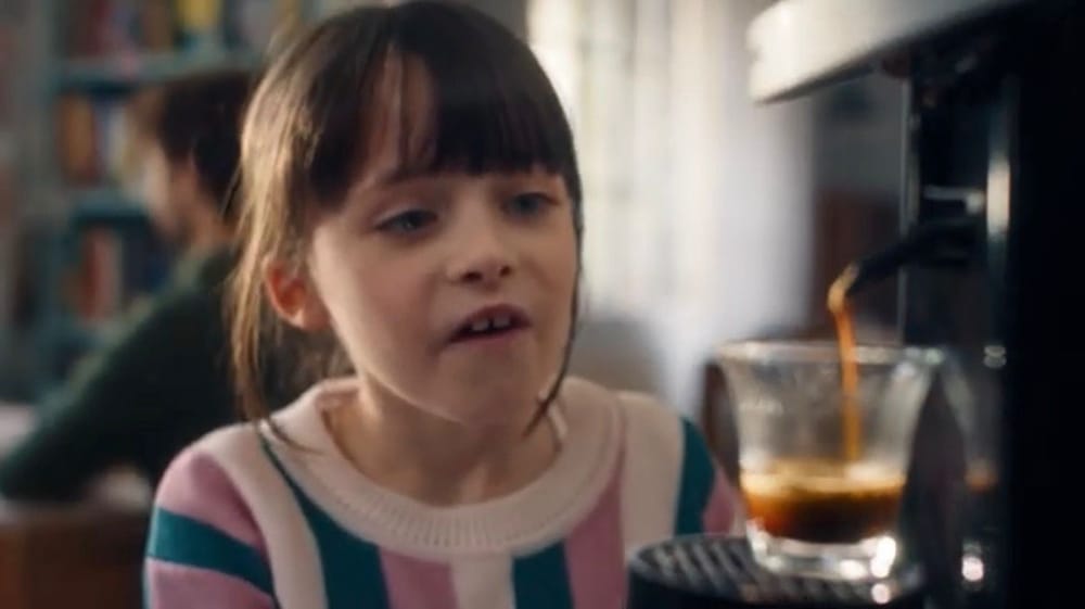 Dietro lo spot di Caffè Borbone: il piccolo gesto che parla di tranquillità perduta