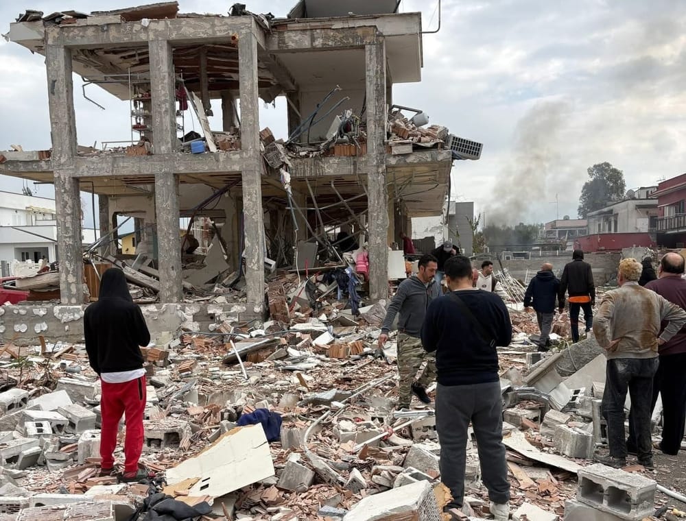 Esplosione a Roma, crolla una palazzina a Piana del Sole: due feriti gravi e 70 sfollati