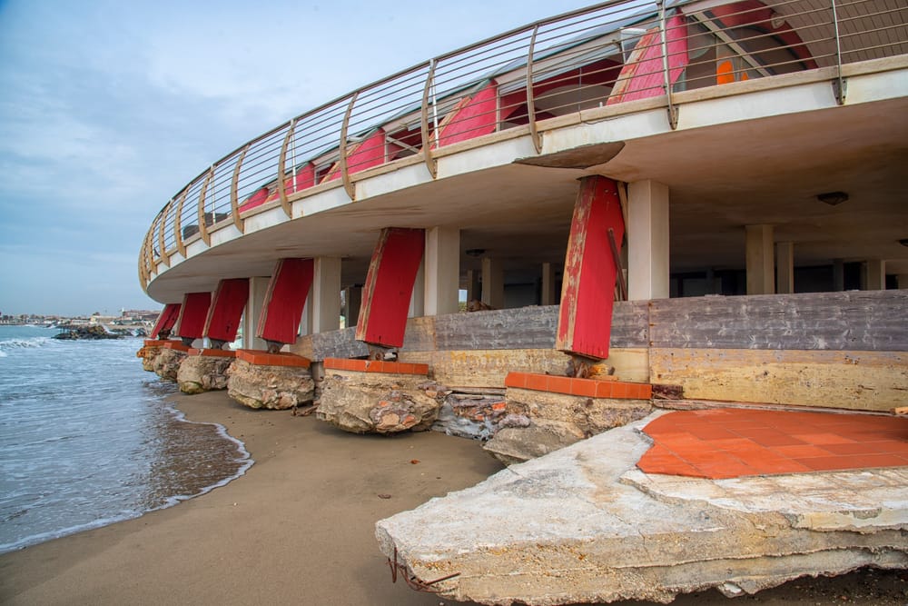 Ostia verso il collasso: demolizioni, bandi nel caos e stabilimenti storici cancellati