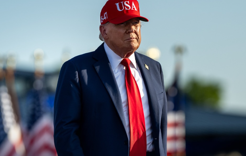 Trump: "Le navi tirino fuori le palle e attraversino Hormuz"