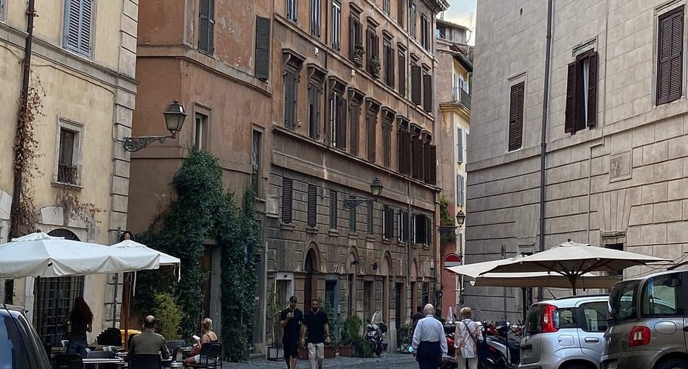 Roma, designer costretta a chiudere: “Souvenir prodotti in Cina restano, io no!”