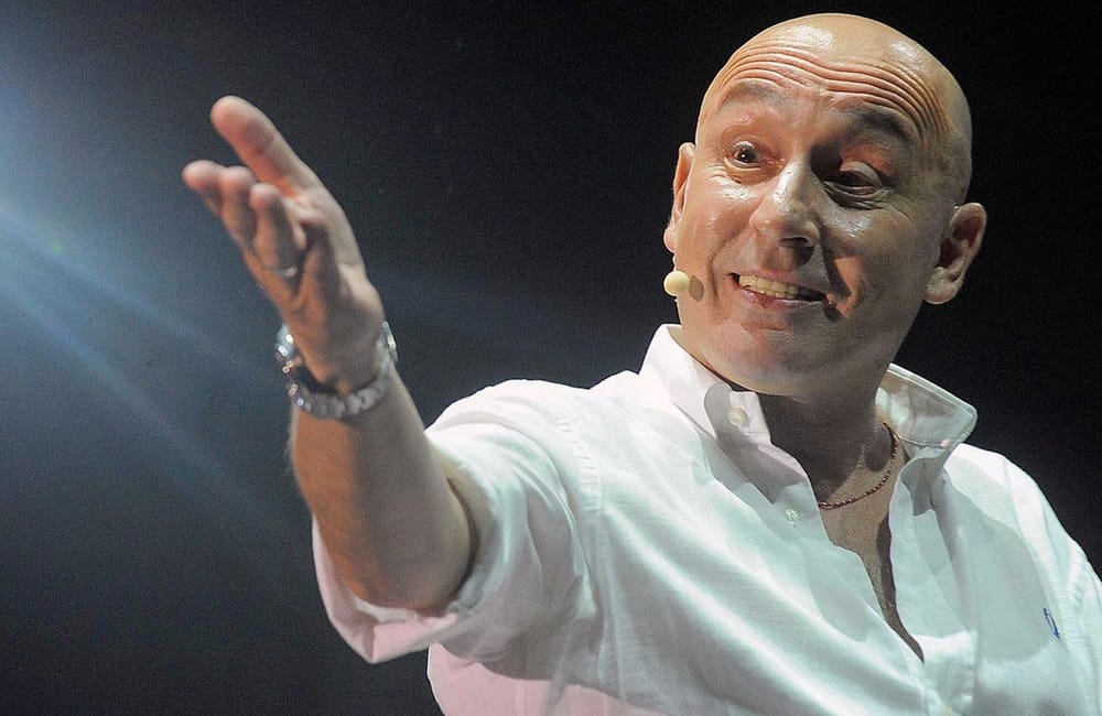 Maurizio Battista denunciato: accuse di stalking e diffamazione aggravata