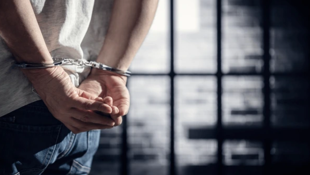 Ischia, giovane madre aggredita dal compagno mentre tiene in braccio il neonato: arrestato 25enne