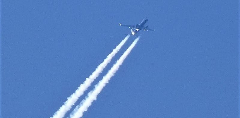 Codacons denuncia aumenti fino al 900% delle tariffe aeree natalizie: segnalazione all’Antitrust