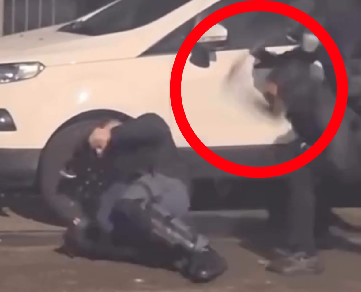 Scontri a Torino, poliziotto preso a martellate. Meloni: “Colpito lo Stato”