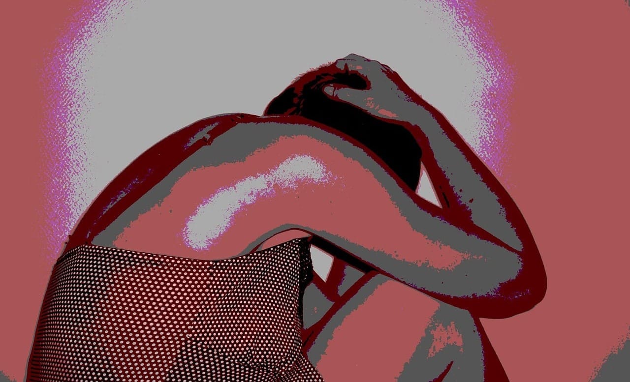 Rimini, bimba punita con docce fredde e lasciata senza cibo: madre indagata