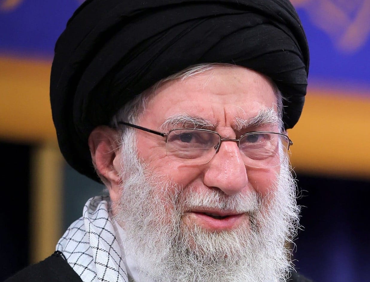 Khamenei vivo o morto? Scontro di versioni mentre l’Iran evacua Teheran