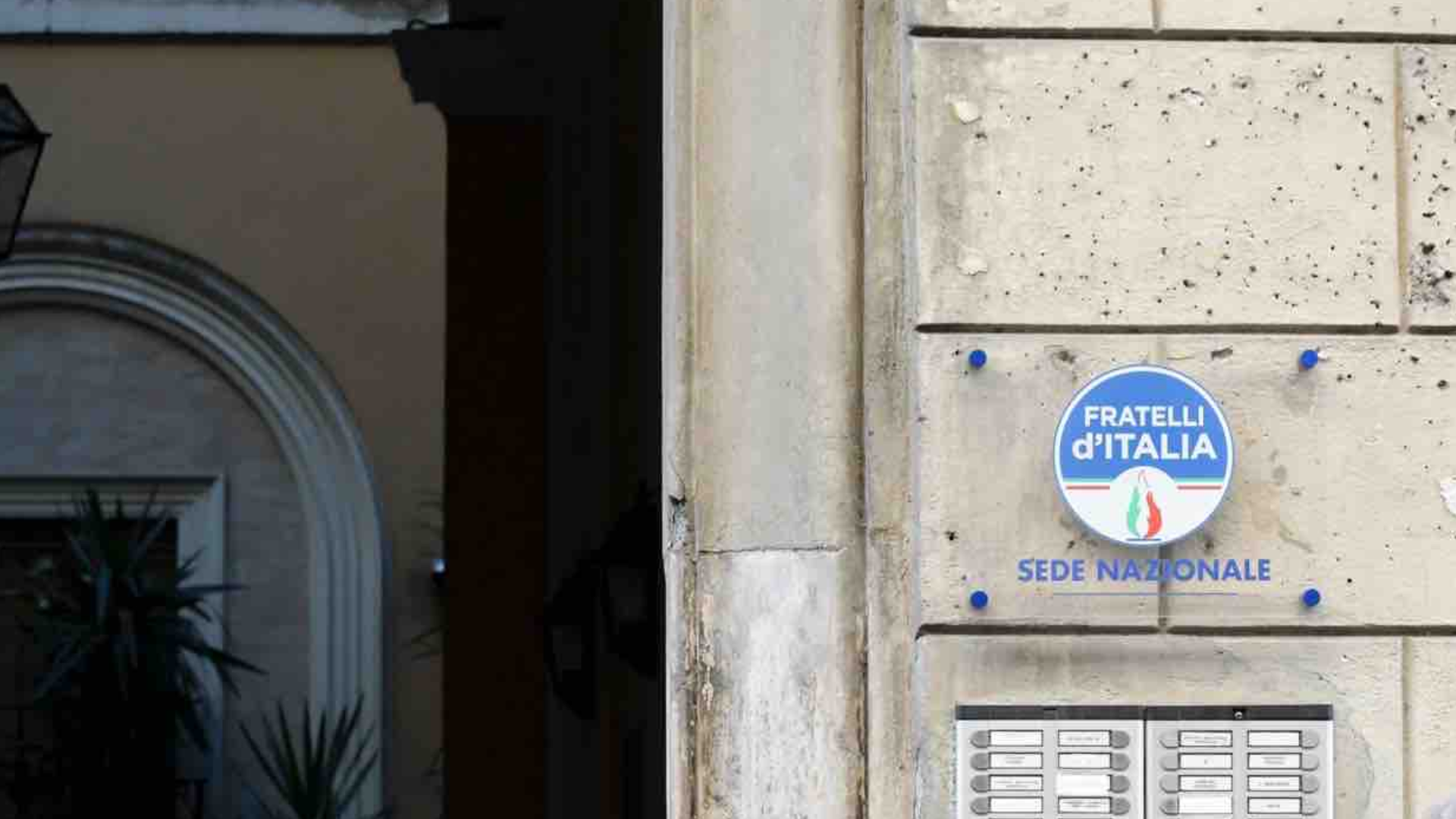 Allarme bomba anche alla sede di Fratelli D'Italia