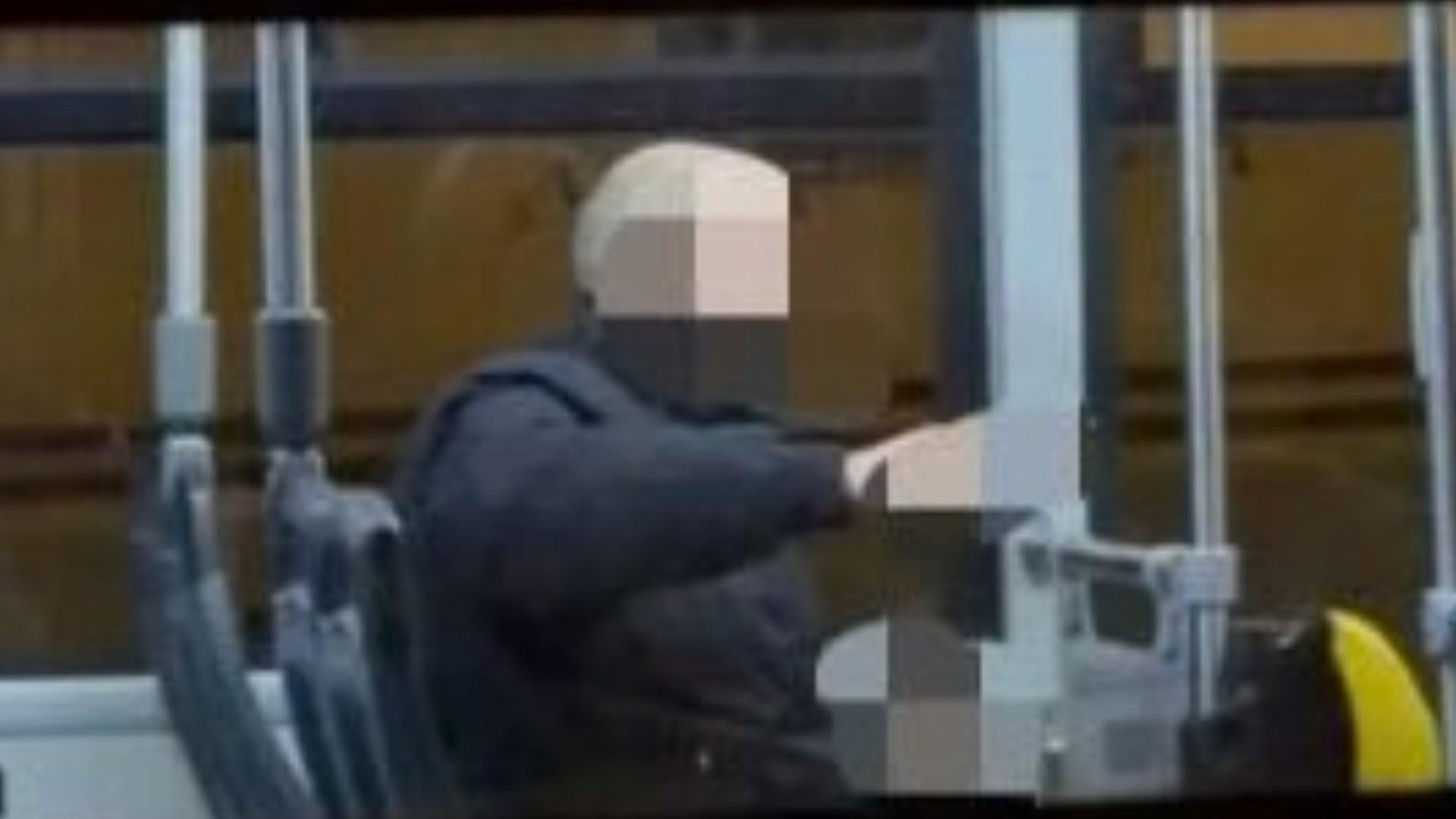 Terrore sul bus a Napoli: donna accoltellata senza motivo, passeggeri tentano il linciaggio