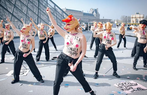 Maschere da maiale e nomi sul corpo: le Femen irrompono al Louvre contro lo scandalo Epstein
