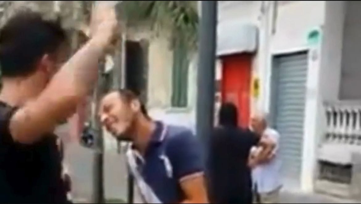 Il cantante Alessio, video degli schiaffi al disabile diventa virale: "Era solo uno scherzo"