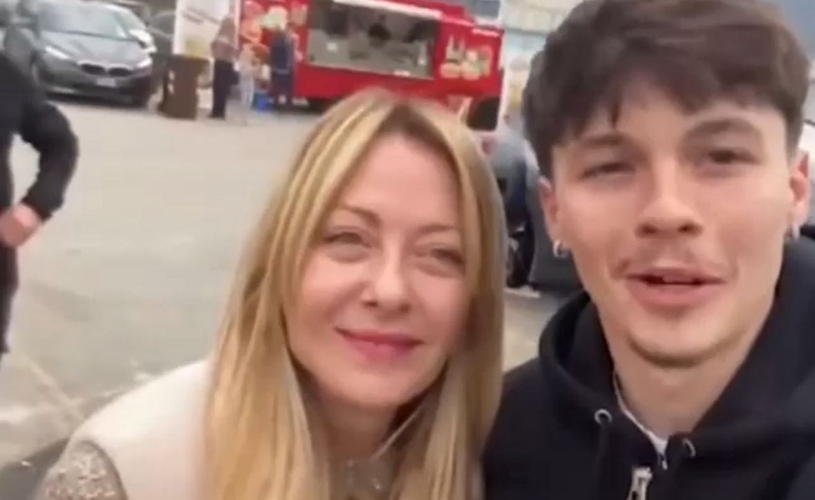Selfie con la Meloni, poi la sorpresa: "Io voto no"