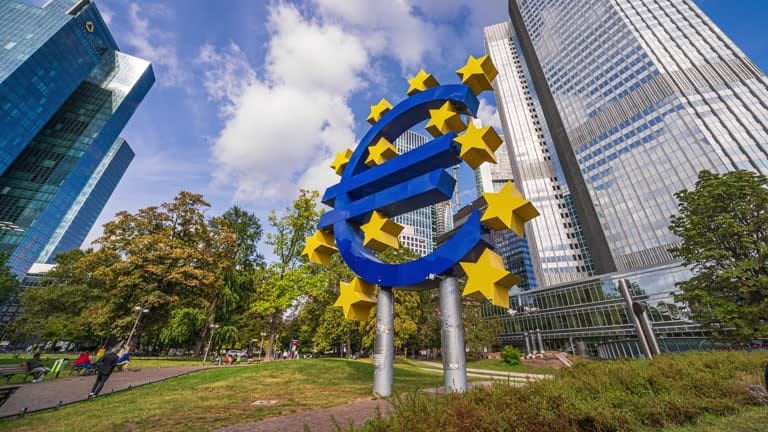 Banche europee, Bruxelles spinge sulle fusioni: “Settore deve diventare più competitivo”