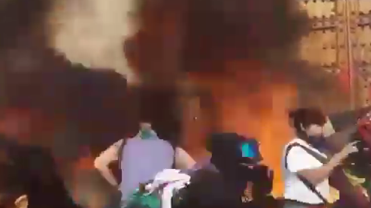 Messico, caos alla manifestazione femminista: molotov diretta alla polizia incendia l’area tra i manifestanti