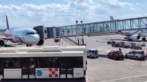 Aeroporti italiani a rischio carburante: scorte ridotte e allerta sui rifornimenti per i voli estivi