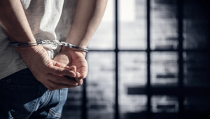 Ischia, giovane madre aggredita dal compagno mentre tiene in braccio il neonato: arrestato 25enne