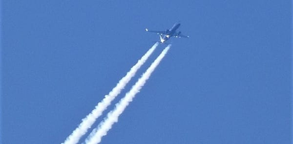 Codacons denuncia aumenti fino al 900% delle tariffe aeree natalizie: segnalazione all’Antitrust