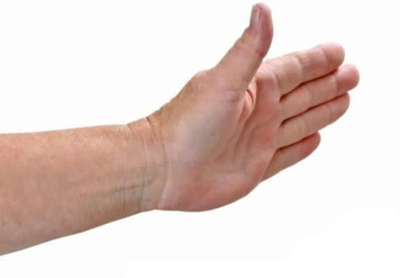 Corte Costituzionale: “Schiaffo a un poliziotto? Può essere un’offesa non grave”