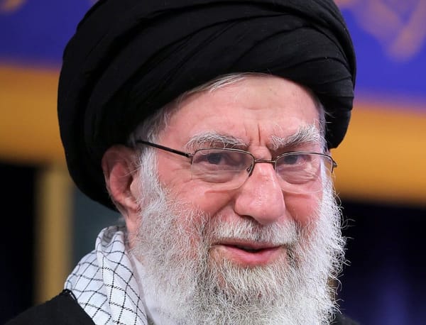 Khamenei vivo o morto? Scontro di versioni mentre l’Iran evacua Teheran
