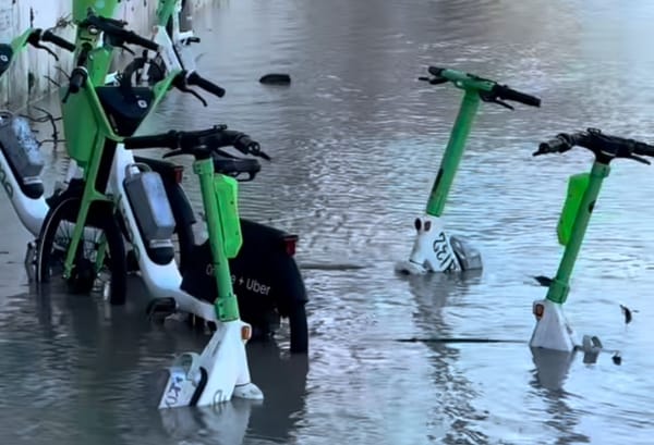 A Roma altro che barca: finchè il "monopattino" va lascialo andare...