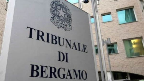 Bergamo: si cosparge di benzina davanti al tribunale e minaccia di darsi fuoco