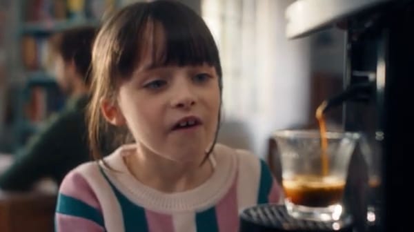 Dietro lo spot di Caffè Borbone: il piccolo gesto che parla di tranquillità perduta