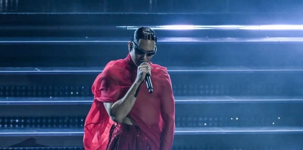 Mahmood lascia l’Italia: “Mi sento come una tigre bianca in uno zoo”