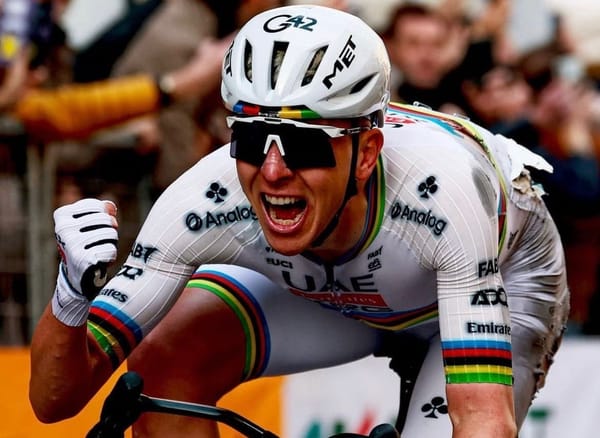 Pogačar trionfa alla Milano-Sanremo: battuto Pidcock dopo una rimonta straordinaria