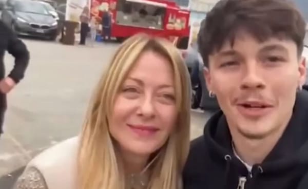 Selfie con la Meloni, poi la sorpresa: "Io voto no"