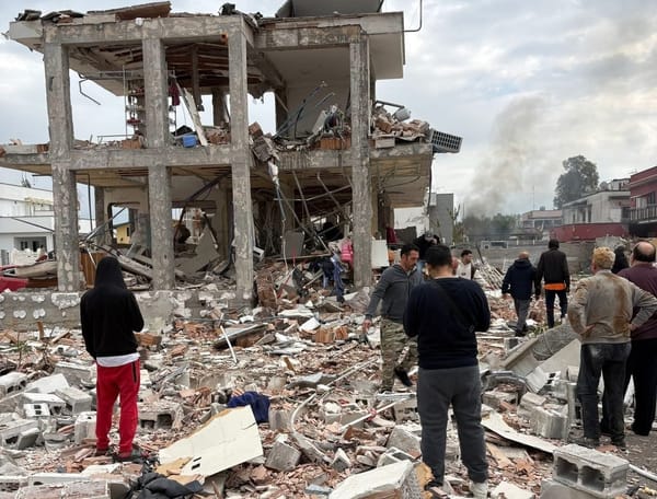 Esplosione a Roma, crolla una palazzina a Piana del Sole: due feriti gravi e 70 sfollati