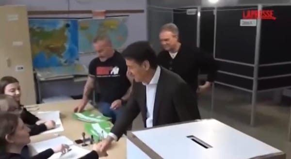 Conte dimentica la tessera elettorale al seggio e poi presenta il cane Oscar ai giornalisti