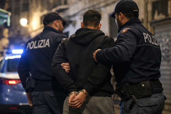 Palermo, pugno a una donna per rapinarle l’iPhone: arrestato 18enne tunisino