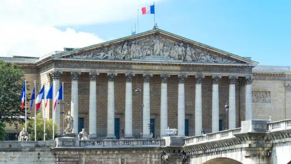 Francia, via libera in prima lettura alla legge contro le frodi sociali e fiscali
