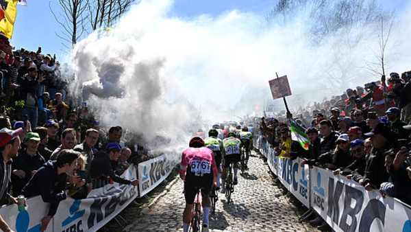 Il Giro delle Fiandre tra nostalgia e innovazione: l'ombra del "Muur" e il blackout Rai